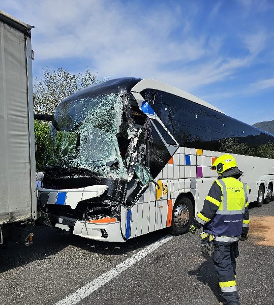 Reisebusunfall am Autobahnknoten Villach (Bild 1)